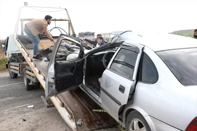Motosikletle Otomobil Çarpıştı: 1 Ölü, 2 Yaralı Motosikletle Otomobil Çarpıştı: 1 Ölü, 2 Yaralı