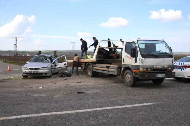 Motosikletle Otomobil Çarpıştı: 1 Ölü, 2 Yaralı Motosikletle Otomobil Çarpıştı: 1 Ölü, 2 Yaralı