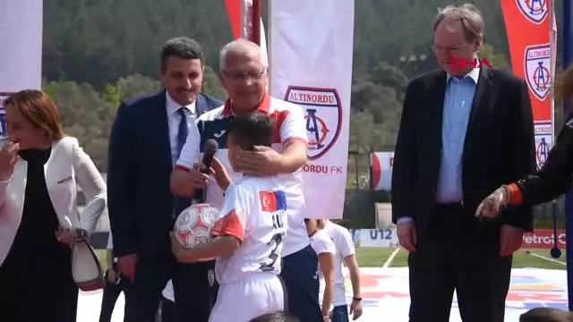 Spor Büyükelçi Berger, Uluslararası U12 İzmir Cup'ın Açılışına Katıldı Spor Büyükelçi Berger, Uluslararası U12 İzmir Cup'ın Açılışına Katıldı
