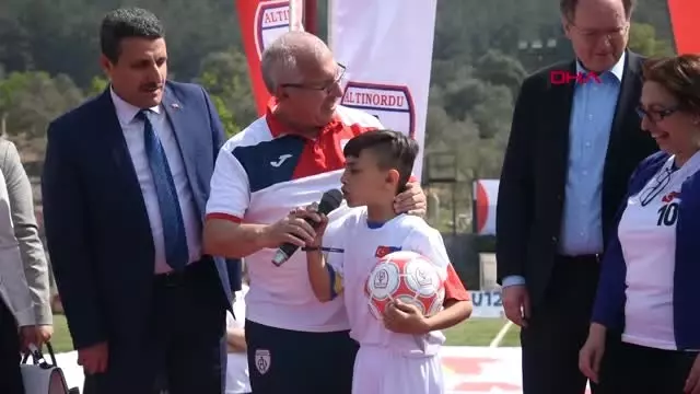 Spor Büyükelçi Berger, Uluslararası U12 İzmir Cup'ın Açılışına Katıldı Spor Büyükelçi Berger, Uluslararası U12 İzmir Cup'ın Açılışına Katıldı