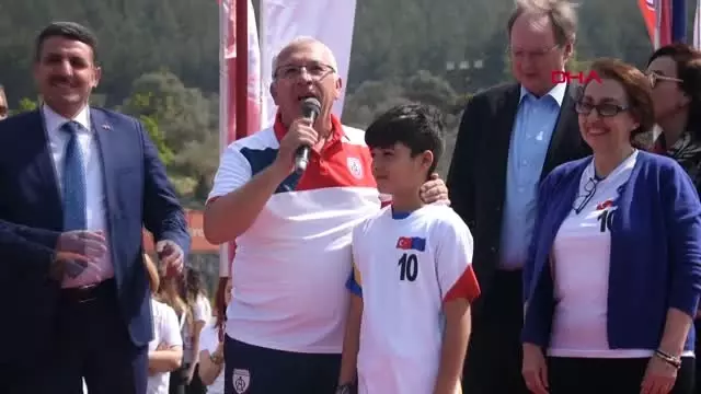 Spor Büyükelçi Berger, Uluslararası U12 İzmir Cup'ın Açılışına Katıldı Spor Büyükelçi Berger, Uluslararası U12 İzmir Cup'ın Açılışına Katıldı