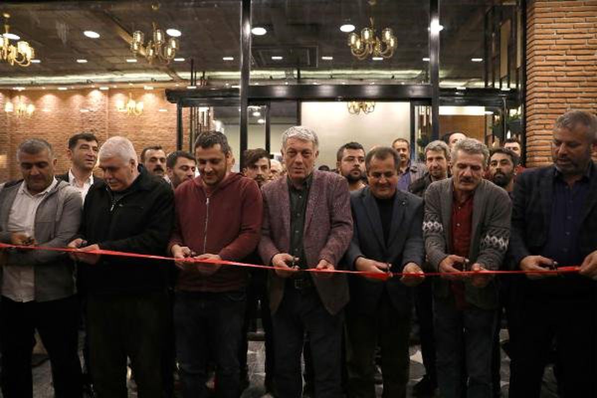Açılış Kurdelesini Restoran İnşaatında Çalışan İşçilere Kestirdi