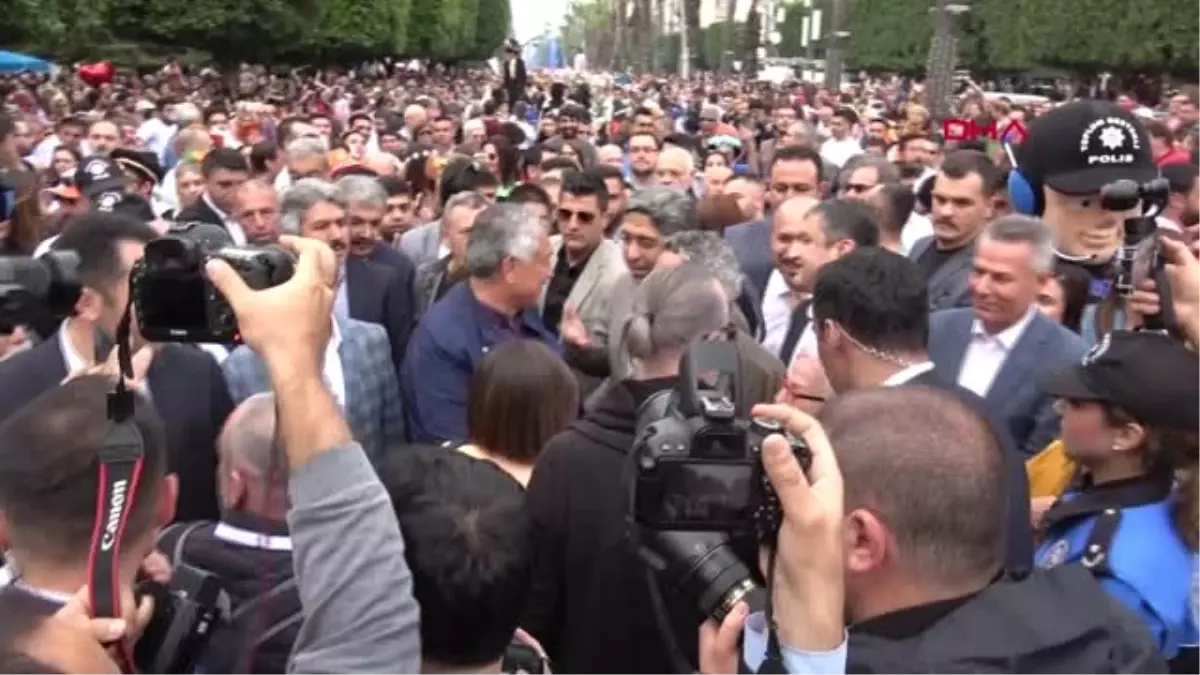Adana'da Renkli Karnaval Korteji