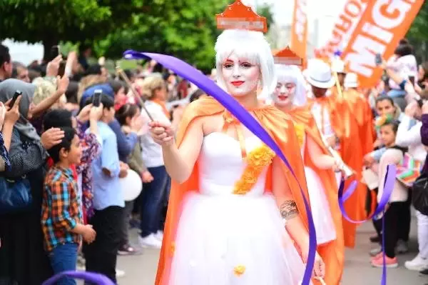 Adana'da Renkli Karnaval Korteji Adana'da Renkli Karnaval Korteji
