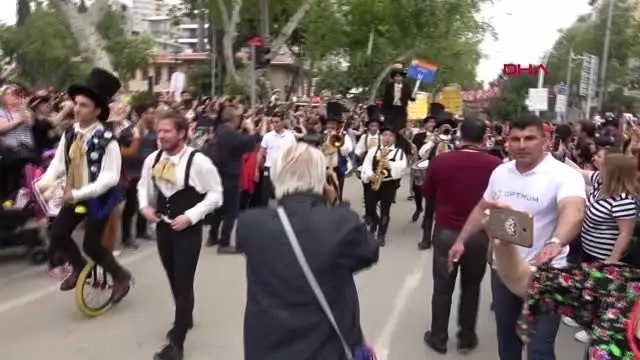 Adana'da Renkli Karnaval Korteji Adana'da Renkli Karnaval Korteji