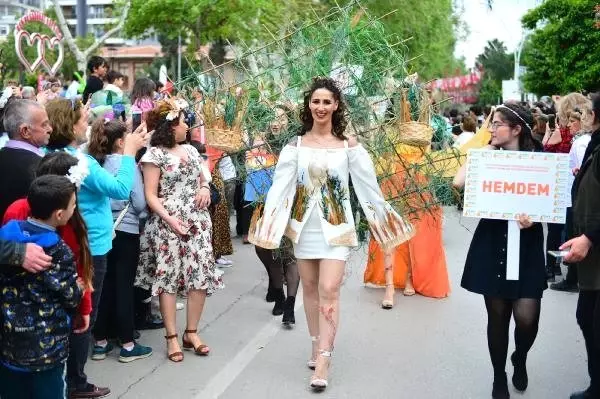 Adana'da Renkli Karnaval Korteji Adana'da Renkli Karnaval Korteji