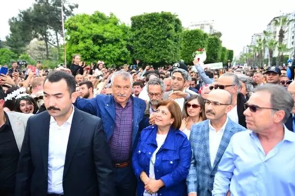 Adana'da Renkli Karnaval Korteji Adana'da Renkli Karnaval Korteji