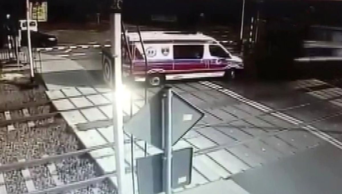 Arka Tekeri Raylara Sıkışan Ambulansa Tren Çarptı