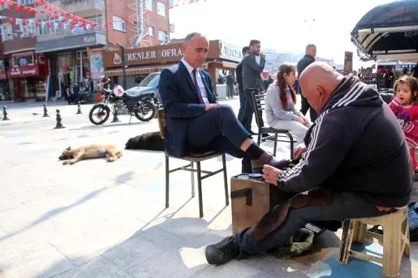Ayakkabı Boyacısı, Kazandığı Parayla Sokak Hayvanlarına Bakıyor
