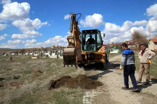 Yardım Paralarıyla Köy Mezarlığı Ağaçlandırılıyor Yardım Paralarıyla Köy Mezarlığı Ağaçlandırılıyor