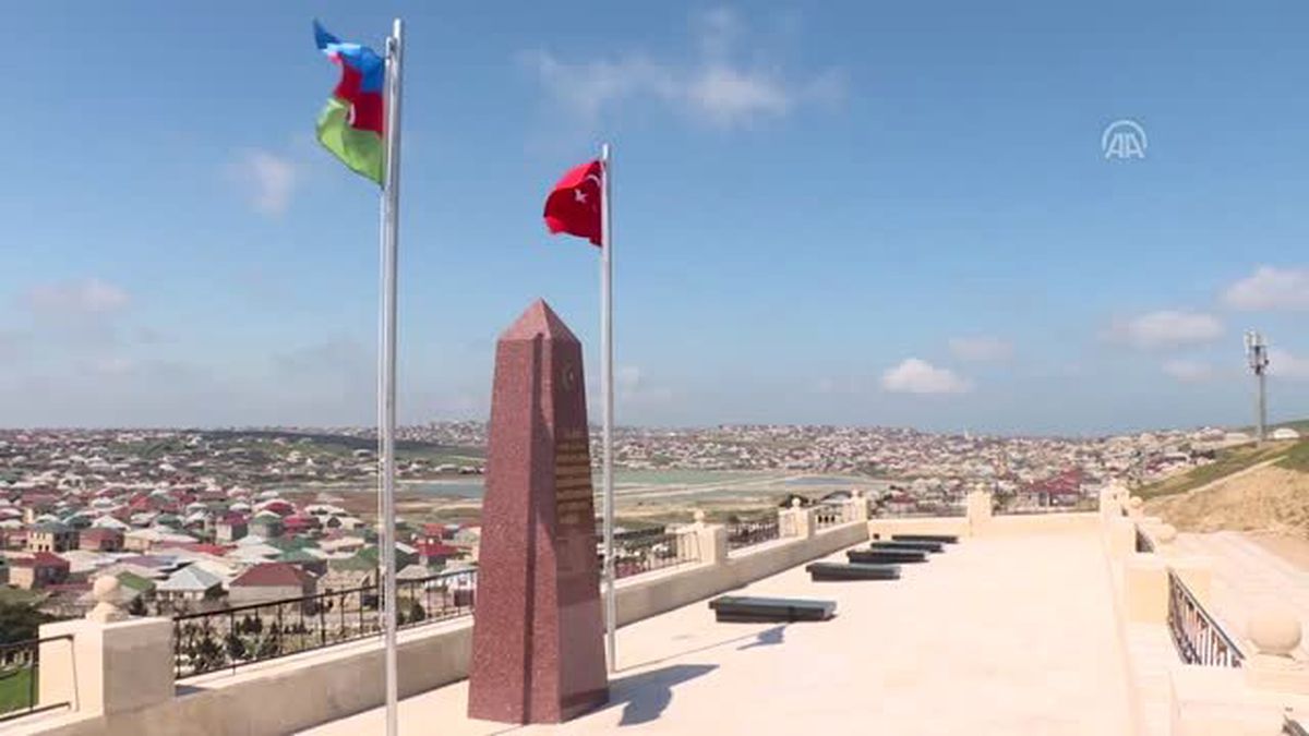 Bakü Türk Okulları Öğrencileri Digah Türk Şehitliği'nde Fidan Dikti