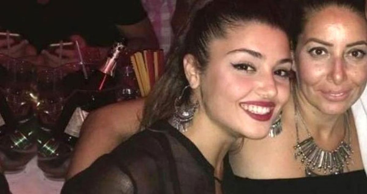 Hande Erçel, Sırtına Annesine Benzettiği Kelebek Dövmesi Yaptırdı