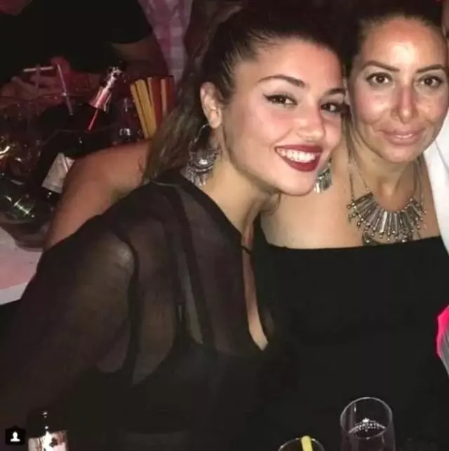 Hande Erçel, Sırtına Annesine Benzettiği Kelebek Dövmesi Yaptırdı Hande Erçel, Sırtına Annesine Benzettiği Kelebek Dövmesi Yaptırdı