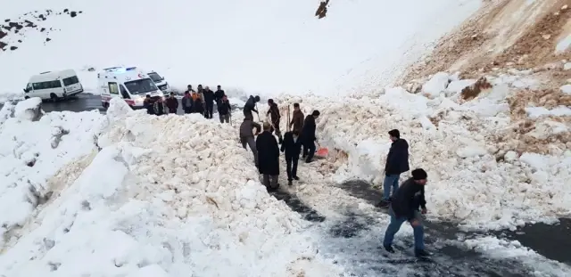 Hasta Taşıyan Ambulansın Önüne Çığ Düştü Hasta Taşıyan Ambulansın Önüne Çığ Düştü