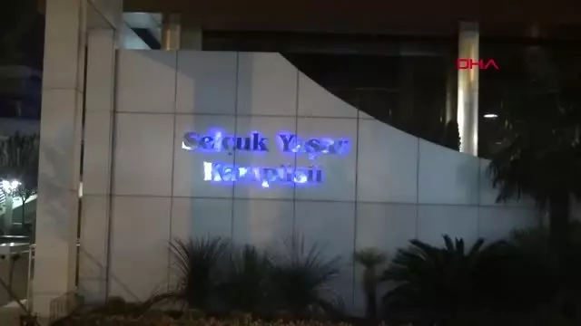 İzmir Üniversitenin Logo Işıkları 'Dünya Saati' Etkinliği İçin Kapatıldı İzmir Üniversitenin Logo Işıkları 'Dünya Saati' Etkinliği İçin Kapatıldı