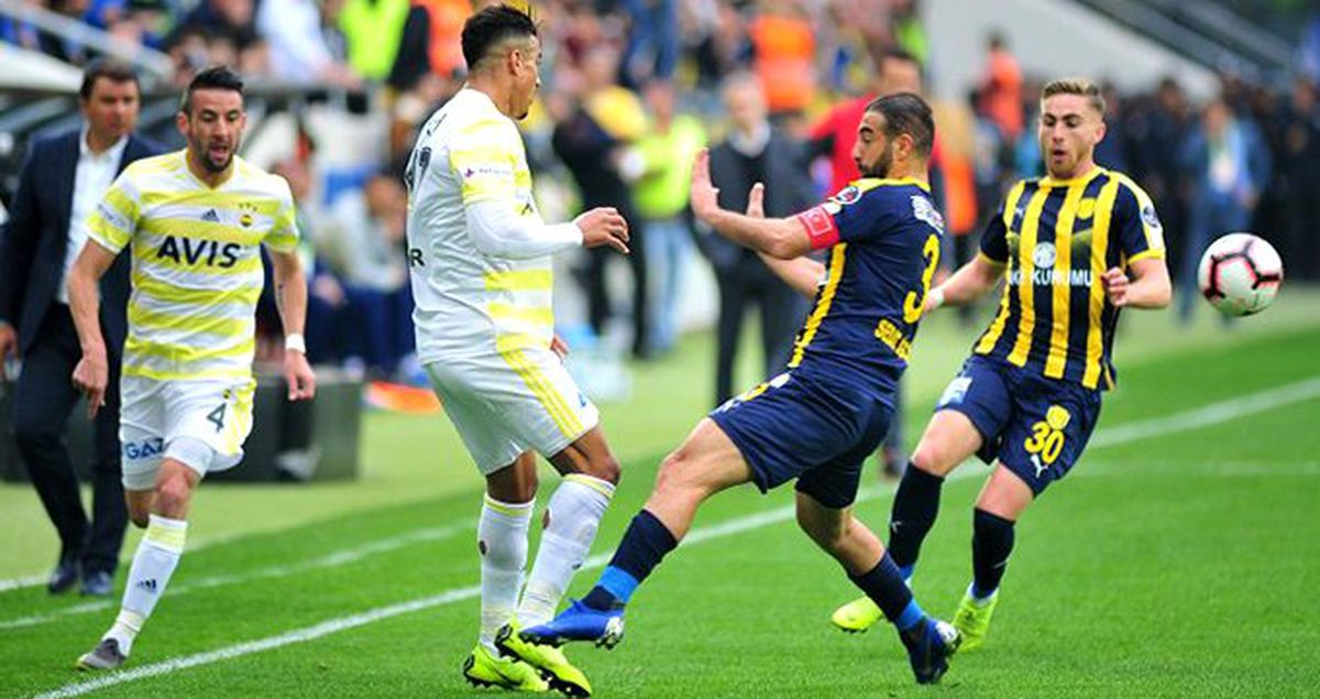 Nabil Dirar Kart Görmeyince Galatasaraylı Taraftarlar, Mete Kalkavan'a Tepki Gösterdi!