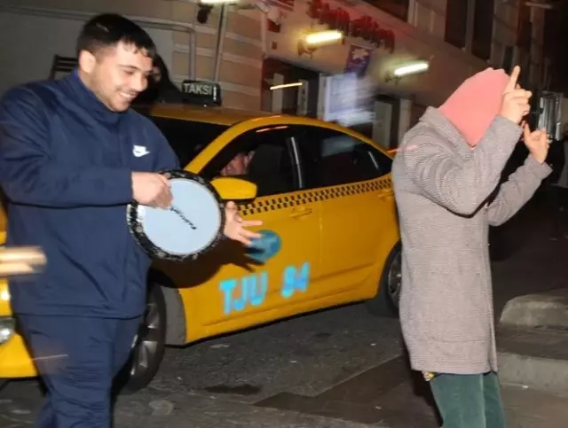 Oyuncu Mehmet Günsür, Darbuka Eşliğinde Sokakta Oynadı Oyuncu Mehmet Günsür, Darbuka Eşliğinde Sokakta Oynadı