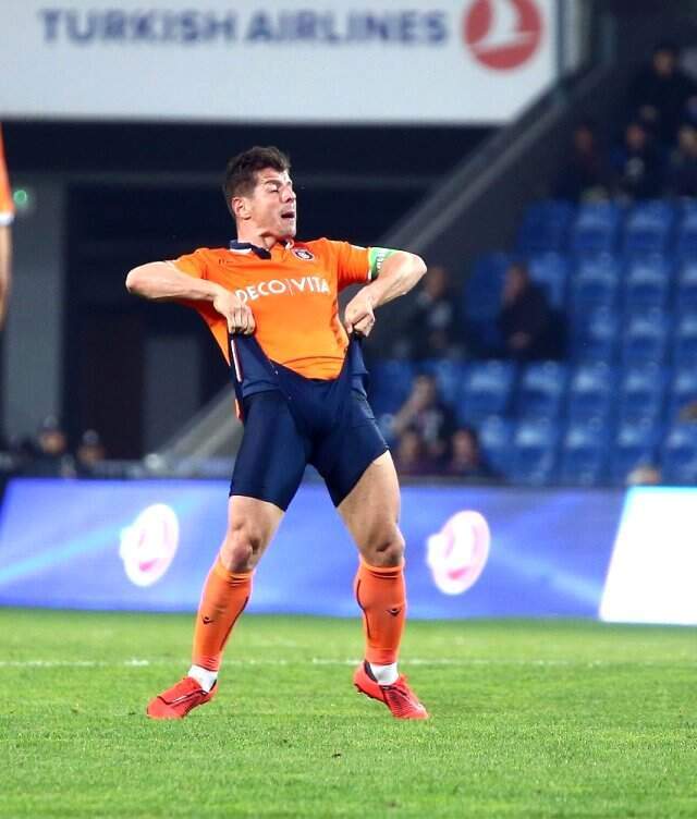 Sarı Kart Gören Emre, Sinirlenerek Formasını Yırttı
