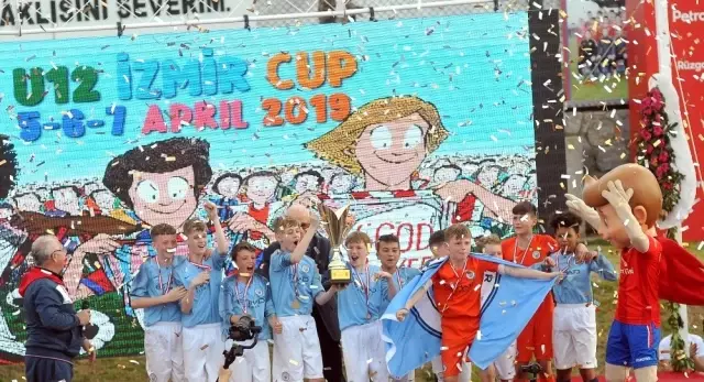 U12 İzmir Cup'ta Manchester City Şampiyon Oldu U12 İzmir Cup'ta Manchester City Şampiyon Oldu