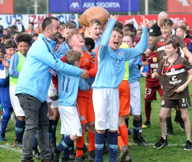 U12 İzmir Cup'ta Manchester City Şampiyon Oldu U12 İzmir Cup'ta Manchester City Şampiyon Oldu