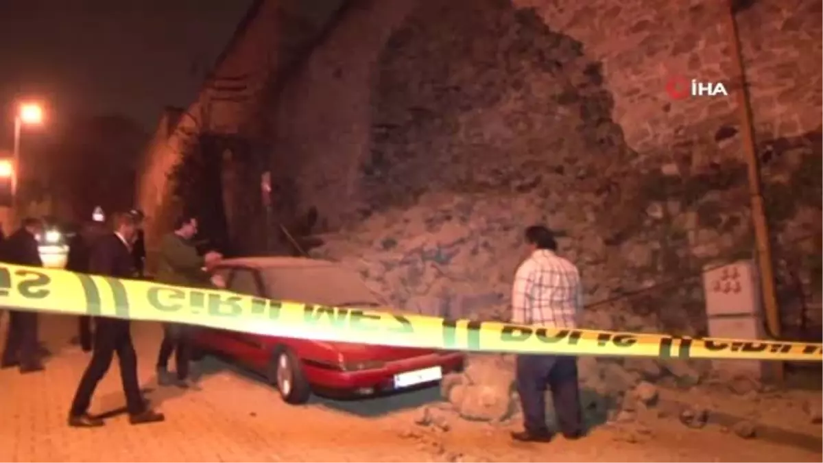 Yıldız Parkı'nın Duvarı Çöktü; 2 Araç Hasar Gördü