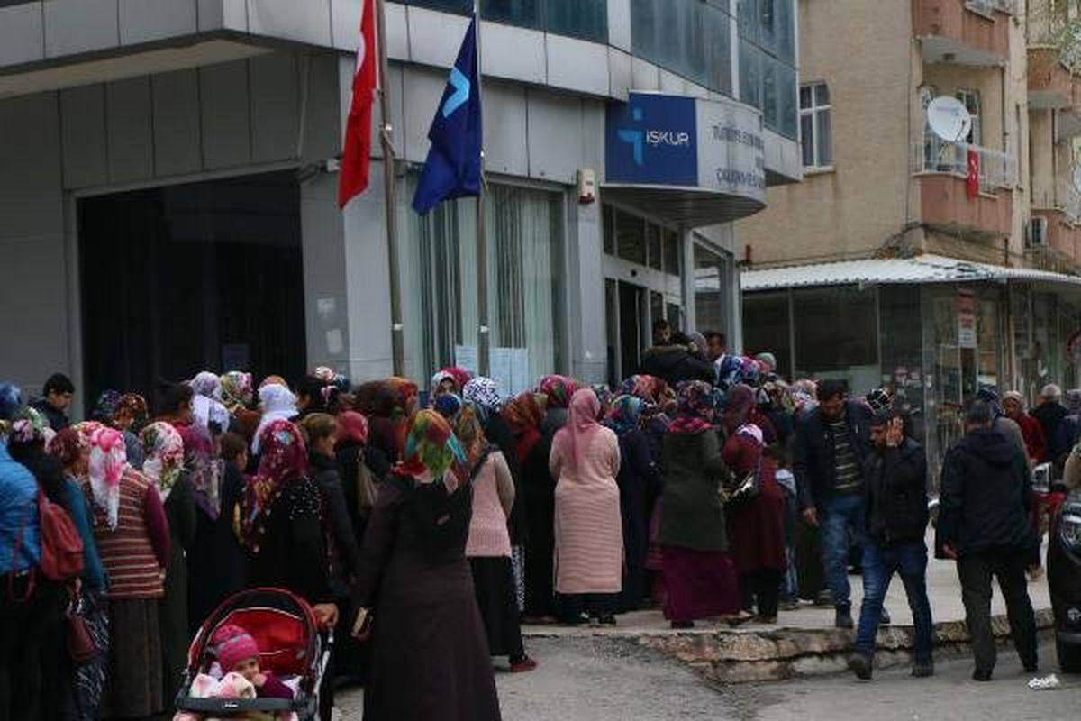 Adıyaman'da 2 Bin 890 Kişinin İşe Alınacağını Duyanlar, İŞKUR Önünde Uzun Kuyruklar Oluşturdu