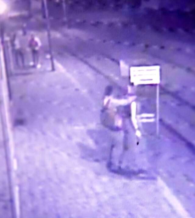 İğrenç Olay Kamerada! Üzerindeki Kürkü Çaldıkları Cansız Mankeni Taciz Ettiler