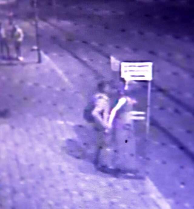 İğrenç Olay Kamerada! Üzerindeki Kürkü Çaldıkları Cansız Mankeni Taciz Ettiler