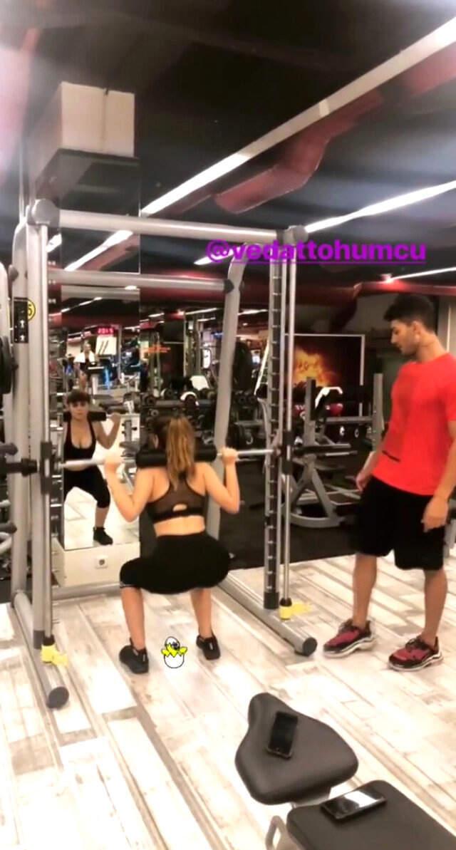 Nihal Candan, Kalça Kısımları Açıkta Kalan Pantolonuyla Olay Oldu!