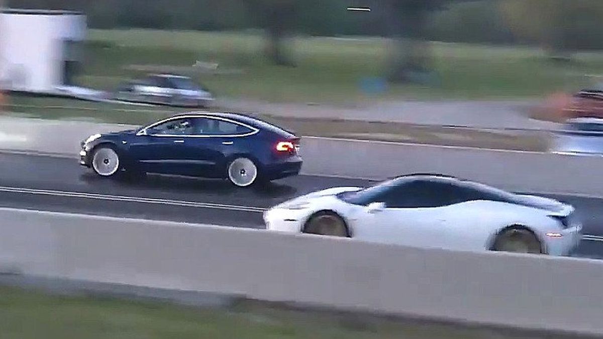Performans Güçlendirmeli Tesla Model 3'ün Ferrari'ye Kafa Tuttuğu Kapışma Videosu