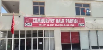 Seçim Yenilgisinden Sonra CHP'nin Kapısına Kilit Vuruldu