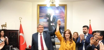 İzmir'in En İlginç Devir Teslimi: Başkanlığı Eşine Devretti