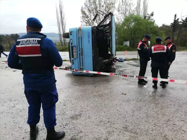 Manisa'da Tarım İşçilerini Taşıyan Midibüs Kamyonla Çarpıştı: 1 Ölü, 12 Yaralı Manisa'da Tarım İşçilerini Taşıyan Midibüs Kamyonla Çarpıştı: 1 Ölü, 12 Yaralı