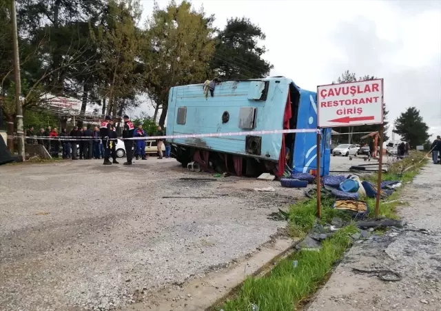 Manisa'da Tarım İşçilerini Taşıyan Midibüs Kamyonla Çarpıştı: 1 Ölü, 12 Yaralı Manisa'da Tarım İşçilerini Taşıyan Midibüs Kamyonla Çarpıştı: 1 Ölü, 12 Yaralı