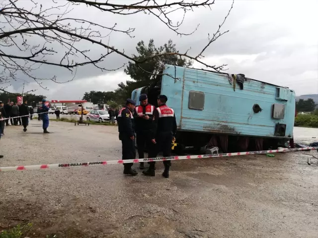 Manisa'da Tarım İşçilerini Taşıyan Midibüs Kamyonla Çarpıştı: 1 Ölü, 12 Yaralı Manisa'da Tarım İşçilerini Taşıyan Midibüs Kamyonla Çarpıştı: 1 Ölü, 12 Yaralı