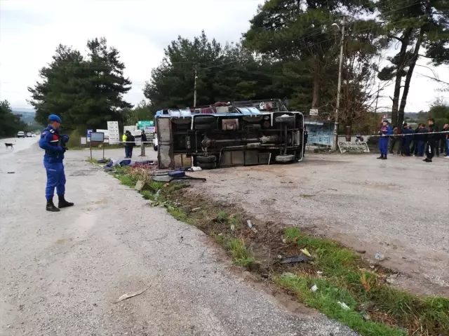 Manisa'da Tarım İşçilerini Taşıyan Midibüs Kamyonla Çarpıştı: 1 Ölü, 12 Yaralı Manisa'da Tarım İşçilerini Taşıyan Midibüs Kamyonla Çarpıştı: 1 Ölü, 12 Yaralı