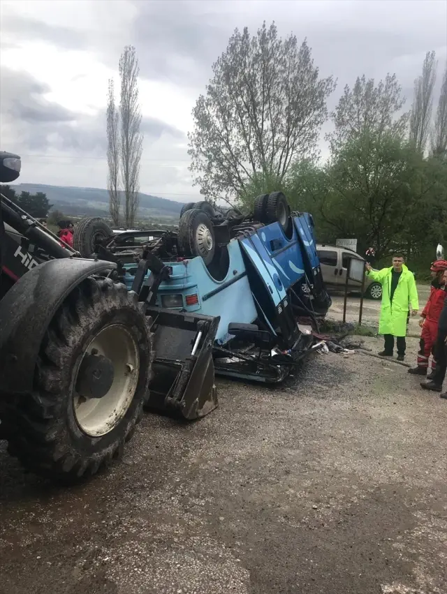 Manisa'da Tarım İşçilerini Taşıyan Midibüs Kamyonla Çarpıştı: 1 Ölü, 12 Yaralı Manisa'da Tarım İşçilerini Taşıyan Midibüs Kamyonla Çarpıştı: 1 Ölü, 12 Yaralı
