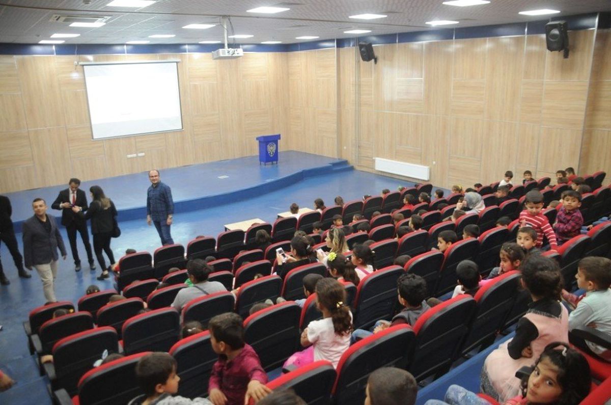 Sinema Salonu Olmayan Cizre'de 'Film' Heyecanı
