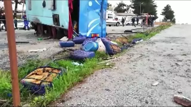 Tarım İşçilerini Taşıyan Midibüs Kamyonla Çarpıştı: 1 Ölü, 12 Yaralı (2) Tarım İşçilerini Taşıyan Midibüs Kamyonla Çarpıştı: 1 Ölü, 12 Yaralı (2)