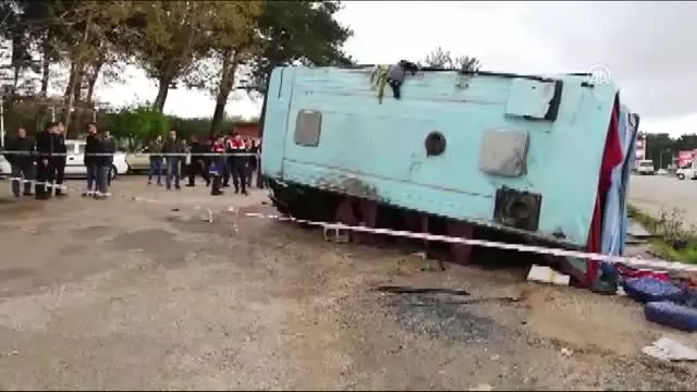 Tarım İşçilerini Taşıyan Midibüs Kamyonla Çarpıştı: 1 Ölü, 12 Yaralı (2) Tarım İşçilerini Taşıyan Midibüs Kamyonla Çarpıştı: 1 Ölü, 12 Yaralı (2)