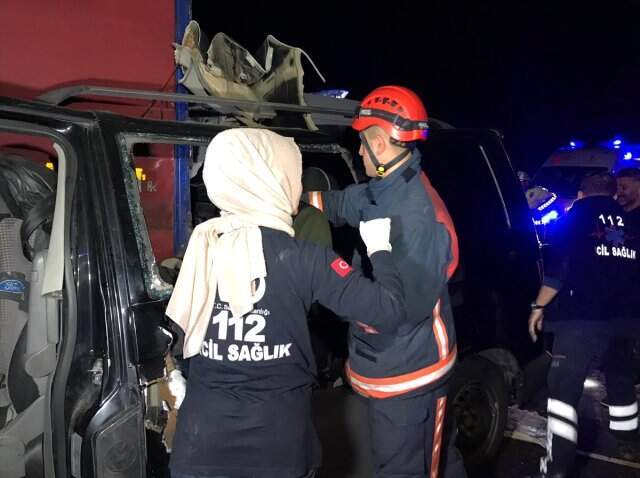 TEM Otoyolu'nda Minibüs, TIR'a Çarptı: 6 Ölü, 5 Yaralı