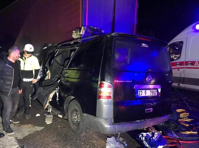 TEM Otoyolu'nda Minibüs, TIR'a Çarptı: 6 Ölü, 5 Yaralı