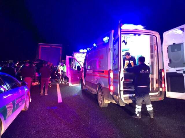 TEM Otoyolu'nda Minibüs, TIR'a Çarptı: 6 Ölü, 5 Yaralı