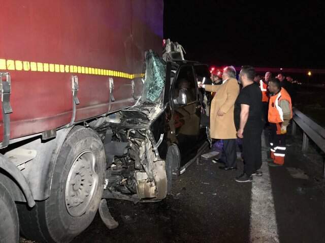 TEM Otoyolu'nda Minibüs, TIR'a Çarptı: 6 Ölü, 5 Yaralı