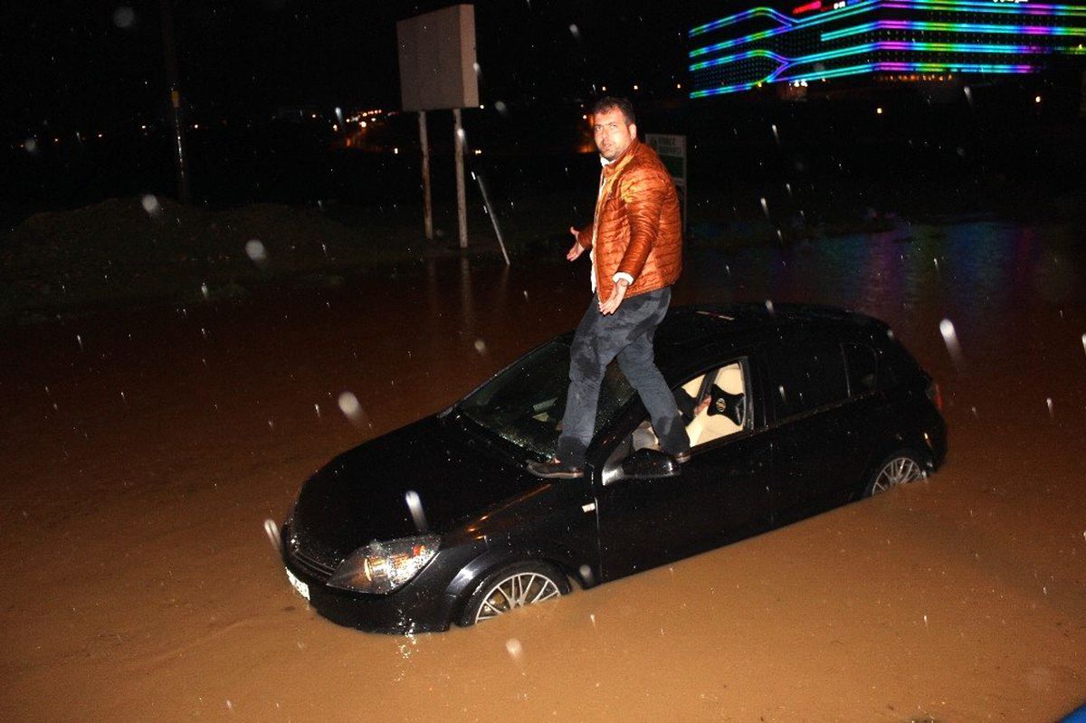Adıyaman'da Dolu ve Yağmur Hayatı Felç Etti