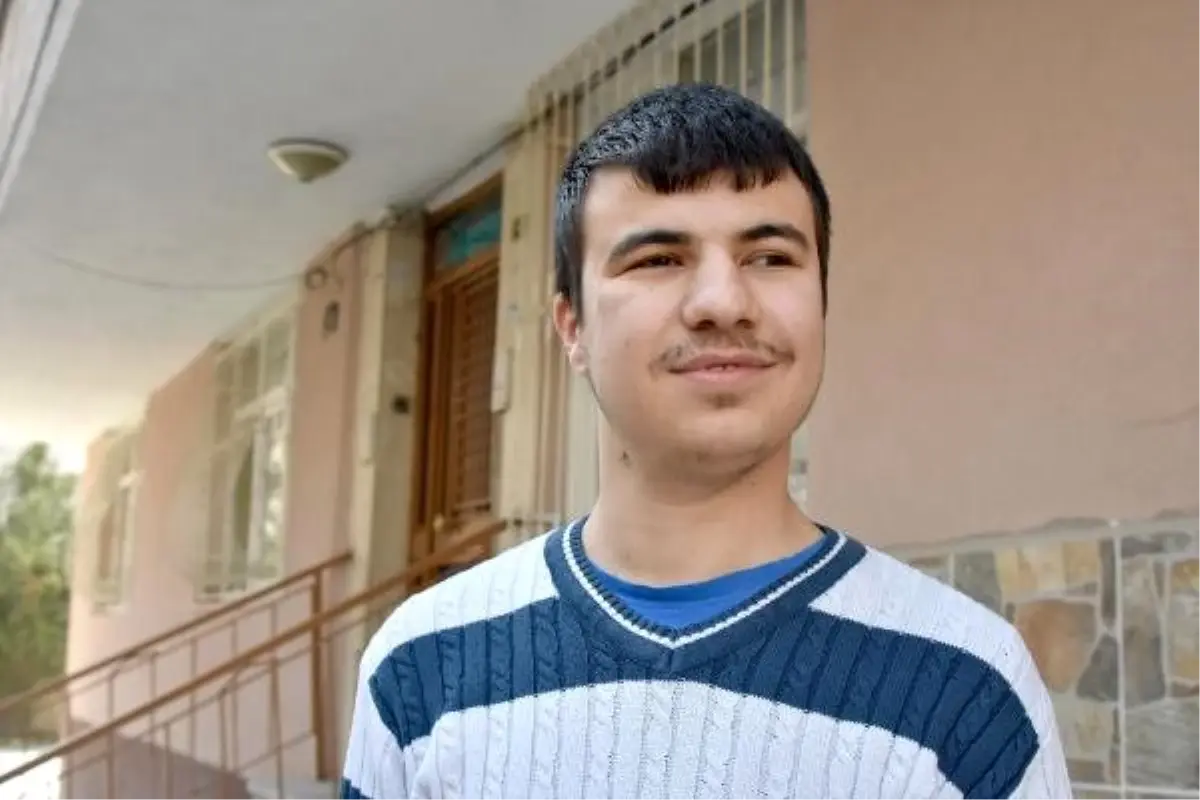 Ahmet, Biyonik Göz ile Sevgilisinin Yüzünü Görmek İstiyor