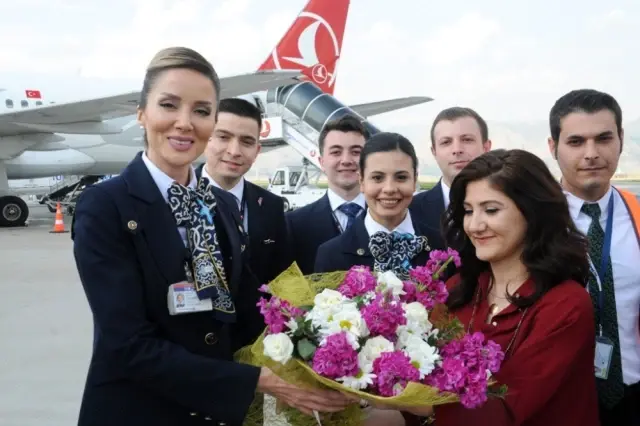 İstanbul Havalimanı'ndan Şırnak'a Gelen İlk Uçak Su Tankıyla Karşılandı İstanbul Havalimanı'ndan Şırnak'a Gelen İlk Uçak Su Tankıyla Karşılandı
