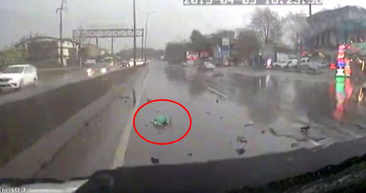 Kaza Anında Kamyonette Bulunan Bebek Yola Fırladı