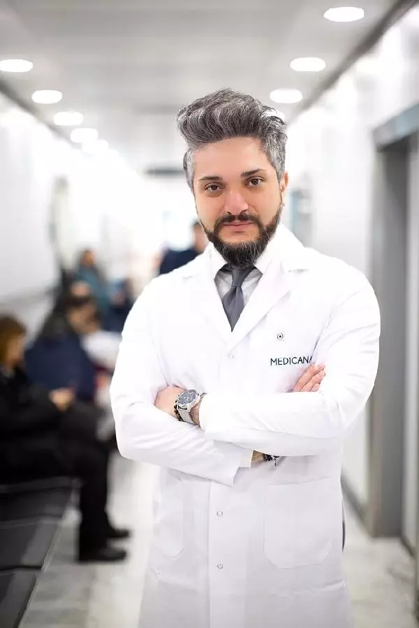 Op. Dr. Eyüp Baykara: Şiddetli Baş Ağrısı ve Dönmesi Beyin Tümörünün Habercisi Olabilir Op. Dr. Eyüp Baykara: Şiddetli Baş Ağrısı ve Dönmesi Beyin Tümörünün Habercisi Olabilir