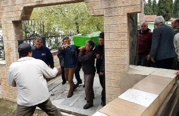 Soma'daki Kazada Ölen 2 Kişi Toprağa Verildi, 6 Yaralı Taburcu Edildi Soma'daki Kazada Ölen 2 Kişi Toprağa Verildi, 6 Yaralı Taburcu Edildi